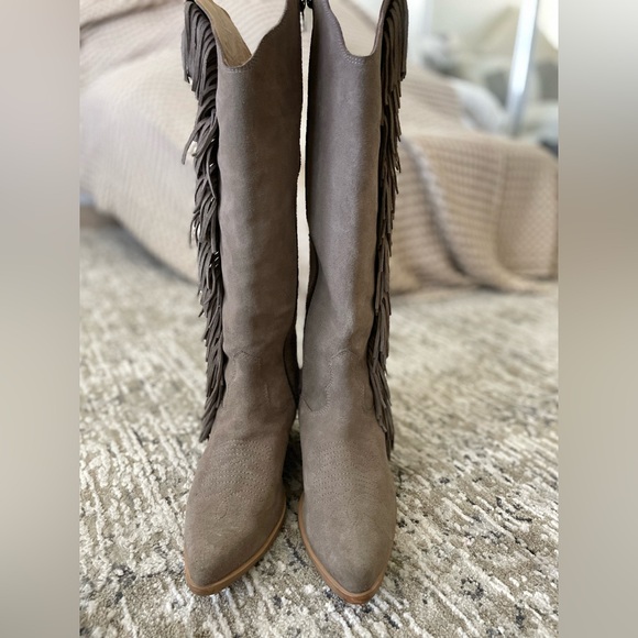 Naughty Monkey Tall Fringe Boots Size 8 Suede Taupe Rodeo Doll - Picture 4 of 10